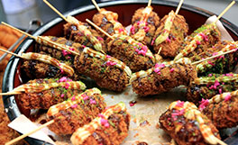 photo d'un plat de kushikatsu, brochettes japonaises