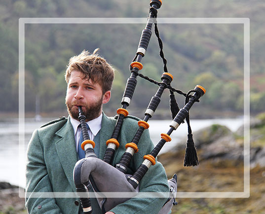 portrait d'un joueur de cornemuse dans les highlands