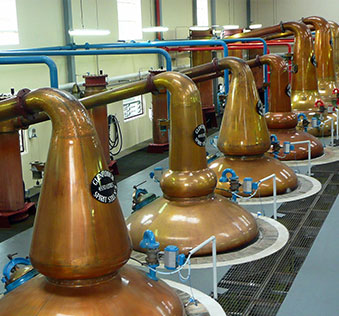 photo d'alambics à l'intérieur d'une distillerie