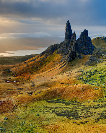 photo d'une vue de The Old Man of Storr et de sa vallée