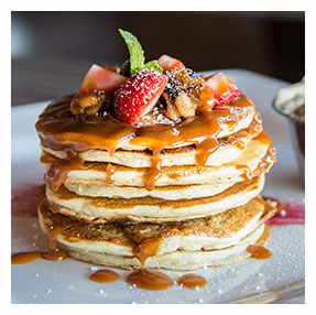 photo d'une assiette de pancakes